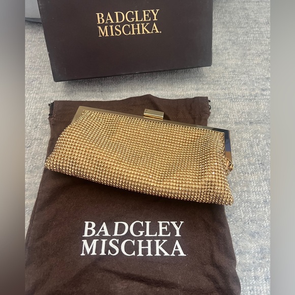 New in Box Badgley Mishka gold framed evening bag with chain and original box - Picture 3 of 11